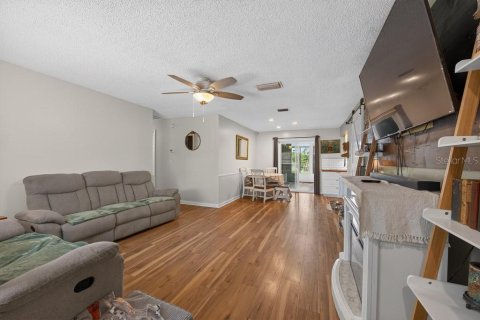 House in Saint Petersburg, Florida 3 bedrooms, 109.62 sq.m. № 2198415 - photo 2