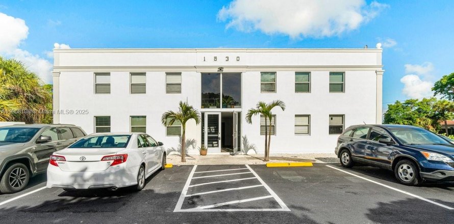 Propiedad comercial en West Palm Beach, Florida 949.83 m2 № 1882076