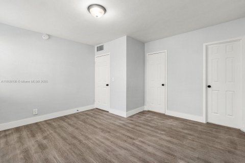 Propiedad comercial en venta en West Palm Beach, Florida, 949.83 m2 № 1882076 - foto 23