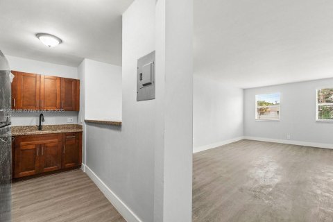 Propiedad comercial en venta en West Palm Beach, Florida, 949.83 m2 № 1882076 - foto 9