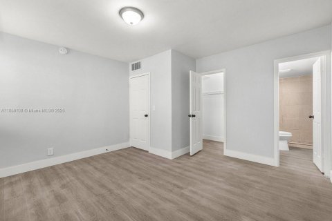 Propiedad comercial en venta en West Palm Beach, Florida, 949.83 m2 № 1882076 - foto 22