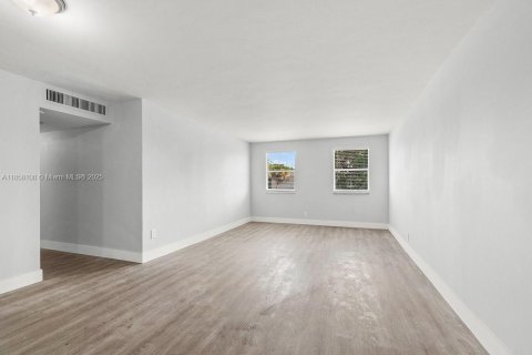 Propiedad comercial en venta en West Palm Beach, Florida, 949.83 m2 № 1882076 - foto 8