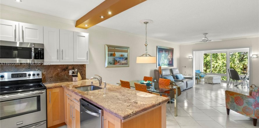 Кондоминиум с 2 спальнями в Лодердейл-Лейкс, Флорида № 2033937