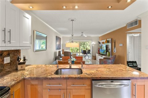 Купить кондоминиум в Лодердейл-Лейкс, Флорида 2 спальни, 87.7м2, № 2033937 - фото 4