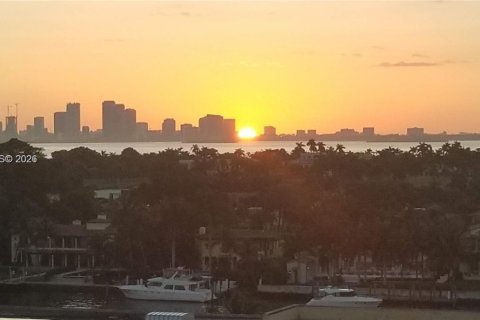 Condominio en alquiler en Miami Beach, Florida, 2 dormitorios, 123.19 m2 № 2060474 - foto 10