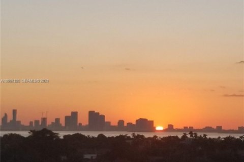 Condominio en alquiler en Miami Beach, Florida, 2 dormitorios, 123.19 m2 № 2060474 - foto 11