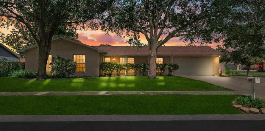 House in Brandon, Florida 4 bedrooms, 159.51 sq.m. № 1856163