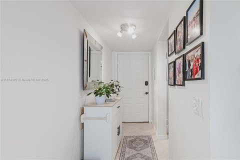 Condo in Oakland Park, Florida, 2 bedrooms  № 1770239 - photo 6