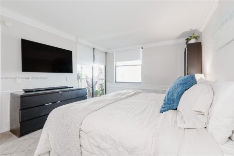 Condo in Oakland Park, Florida, 2 bedrooms  № 1770239 - photo 14