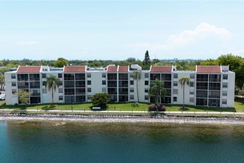 Condo in Oakland Park, Florida, 2 bedrooms  № 1770239 - photo 1