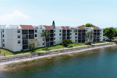 Condo in Oakland Park, Florida, 2 bedrooms  № 1770239 - photo 25