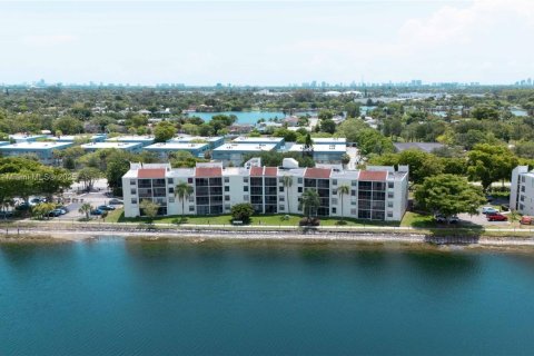 Condo in Oakland Park, Florida, 2 bedrooms  № 1770239 - photo 30