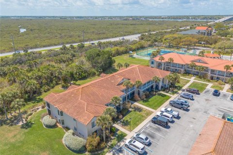 Condo in New Smyrna Beach, Florida, 1 bedroom № 2166469 - photo 25