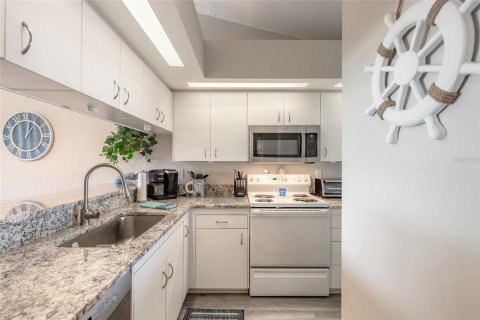 Condo in New Smyrna Beach, Florida, 1 bedroom № 2166469 - photo 10