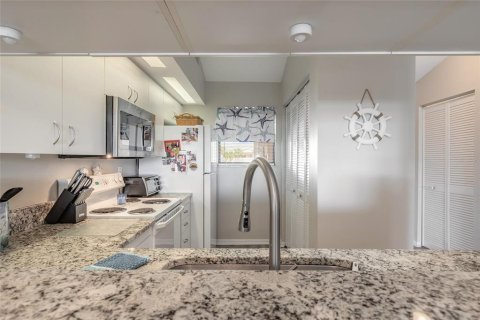 Condo in New Smyrna Beach, Florida, 1 bedroom № 2166469 - photo 11