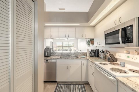Condo in New Smyrna Beach, Florida, 1 bedroom № 2166469 - photo 12