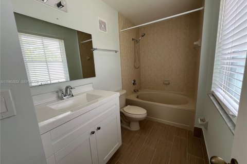 House in Miramar, Florida 3 bedrooms, 134.24 sq.m. № 2047021 - photo 25