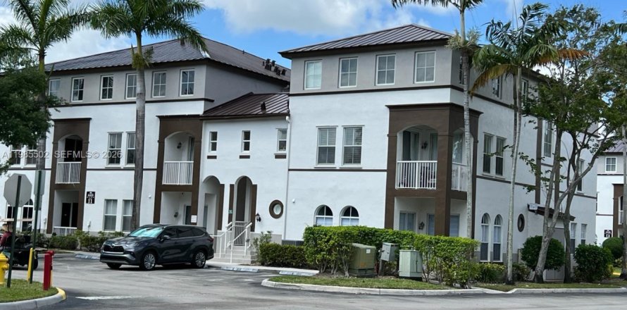 House in Miramar, Florida 3 bedrooms, 134.24 sq.m. № 2047021