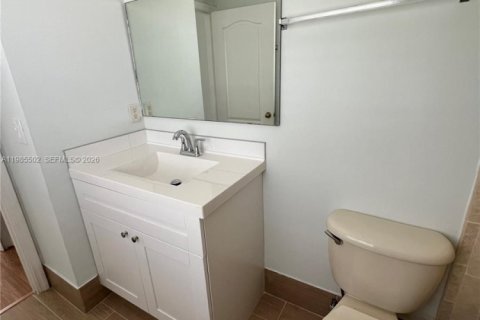 House in Miramar, Florida 3 bedrooms, 134.24 sq.m. № 2047021 - photo 24