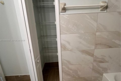 House in Miramar, Florida 3 bedrooms, 134.24 sq.m. № 2047021 - photo 22