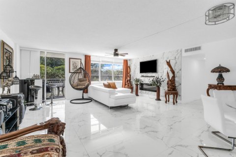 Condominio en venta en North Miami, Florida, 2 dormitorios, 121.14 m2 № 2338477 - foto 2