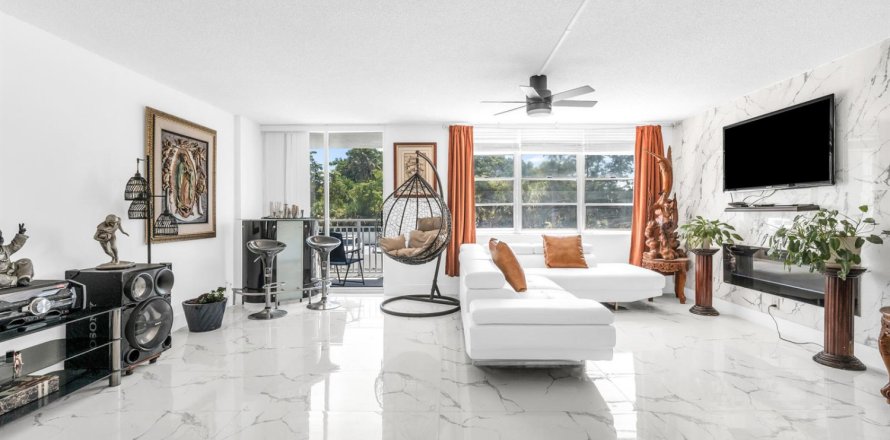Condominio en North Miami, Florida, 2 dormitorios  № 2338477