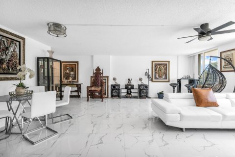 Condominio en venta en North Miami, Florida, 2 dormitorios, 121.14 m2 № 2338477 - foto 4