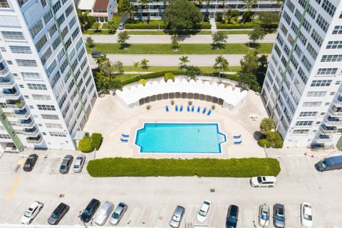 Condominio en venta en North Miami, Florida, 2 dormitorios, 121.14 m2 № 2338477 - foto 24