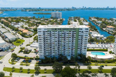 Condominio en venta en North Miami, Florida, 2 dormitorios, 121.14 m2 № 2338477 - foto 19