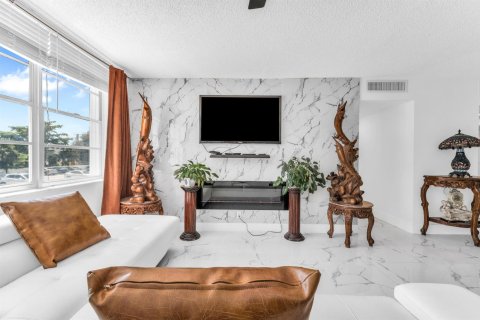 Condominio en venta en North Miami, Florida, 2 dormitorios, 121.14 m2 № 2338477 - foto 3