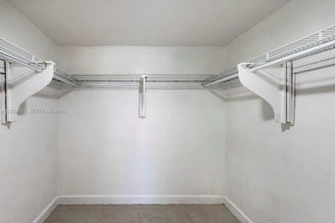 Condo in Miami, Florida, 1 bedroom  № 2170781 - photo 11