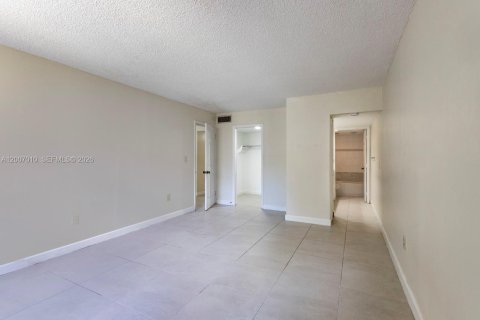 Condo in Miami, Florida, 1 bedroom  № 2170781 - photo 9