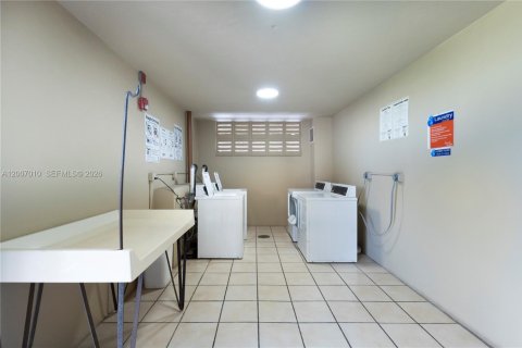 Condo in Miami, Florida, 1 bedroom  № 2170781 - photo 16