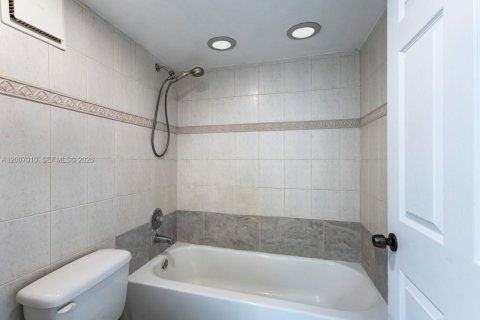 Condo in Miami, Florida, 1 bedroom  № 2170781 - photo 6