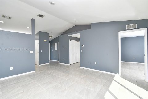 Купить коммерческую недвижимость в Лихай-Эйкерс, Флорида 184.69м2, № 2058108 - фото 12