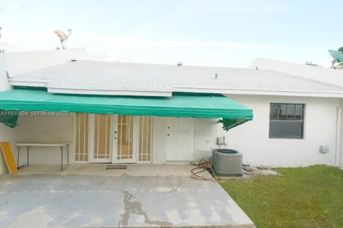 Villa ou maison à louer à Cutler Bay, Floride: 3 chambres, 94.3 m2 № 1989677 - photo 9