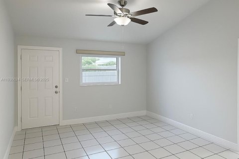 Villa ou maison à louer à Cutler Bay, Floride: 3 chambres, 94.3 m2 № 1989677 - photo 2