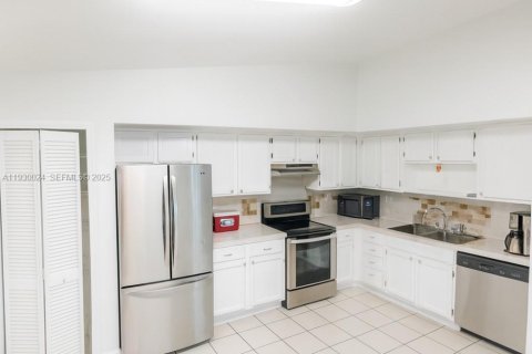 Villa ou maison à louer à Cutler Bay, Floride: 3 chambres, 94.3 m2 № 1989677 - photo 4