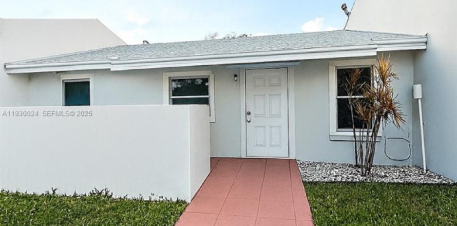 Villa ou maison à Cutler Bay, Floride 3 chambres, 94.3 m2 № 1989677