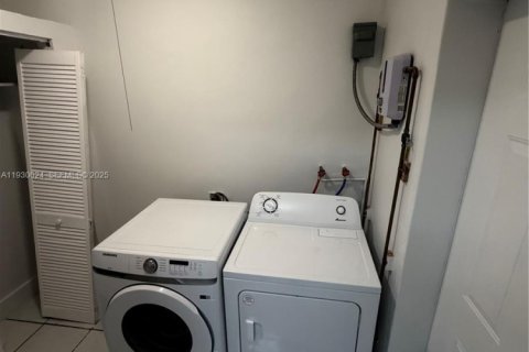 Villa ou maison à louer à Cutler Bay, Floride: 3 chambres, 94.3 m2 № 1989677 - photo 8