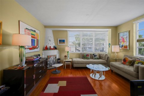 Condo in Miami Beach, Florida № 2016128 - photo 2