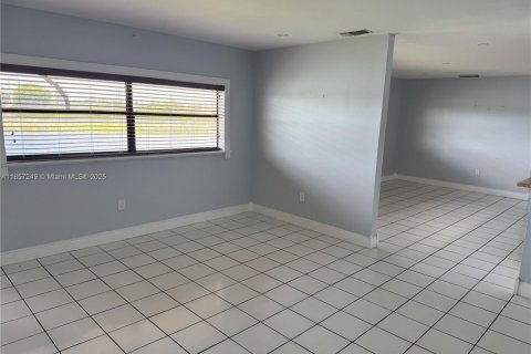 Condominio en alquiler en Miami, Florida, 3 dormitorios, 159.05 m2 № 1887506 - foto 9