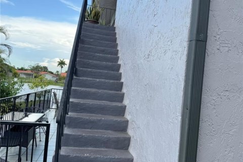 Condominio en alquiler en Miami, Florida, 3 dormitorios, 159.05 m2 № 1887506 - foto 25