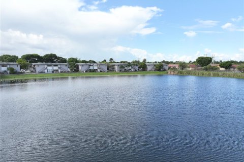 Condominio en alquiler en Miami, Florida, 3 dormitorios, 159.05 m2 № 1887506 - foto 26