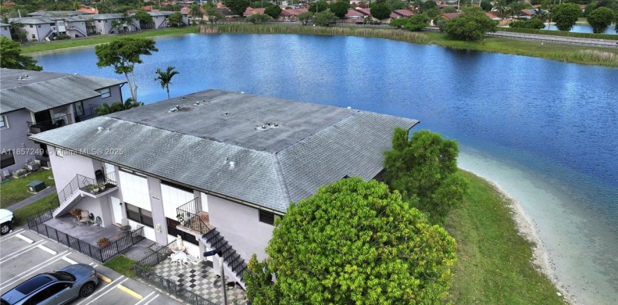 Condominio en Miami, Florida, 3 dormitorios  № 1887506