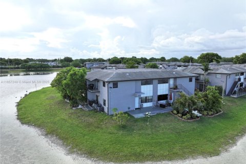 Condominio en alquiler en Miami, Florida, 3 dormitorios, 159.05 m2 № 1887506 - foto 29