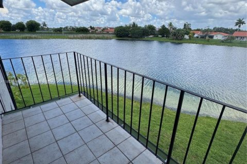 Condominio en alquiler en Miami, Florida, 3 dormitorios, 159.05 m2 № 1887506 - foto 13