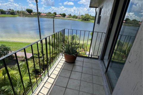 Condominio en alquiler en Miami, Florida, 3 dormitorios, 159.05 m2 № 1887506 - foto 16