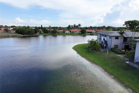 Condominio en alquiler en Miami, Florida, 3 dormitorios, 159.05 m2 № 1887506 - foto 30