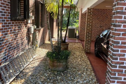 House in Miami, Florida 4 bedrooms, 340.67 sq.m. № 1923132 - photo 7